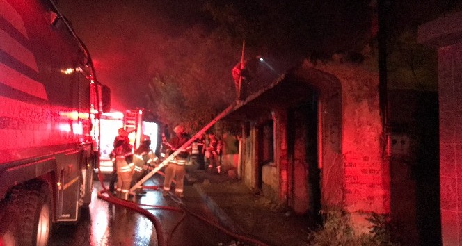İzmir’de metruk bir evde yangın çıktı