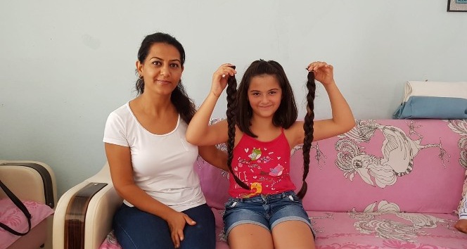 12 yaşında ki Azra, kanser hastaları için saçını kestirip bağışladı