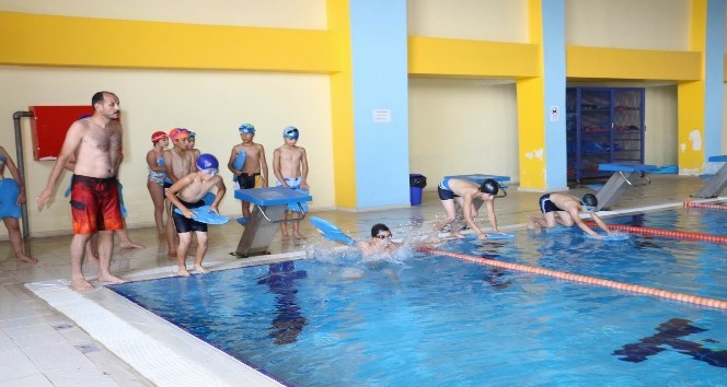 Erzincan’da yüzme kursuna ilgi büyük