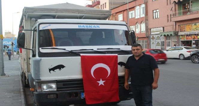 (Özel) Aracını Türk bayraklarıyla süsledi, Ankara’ya doğru yola çıktı