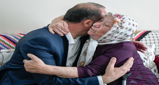 Mamak’ta 79 yaşındaki Ayhan nineye sürpriz ziyaret