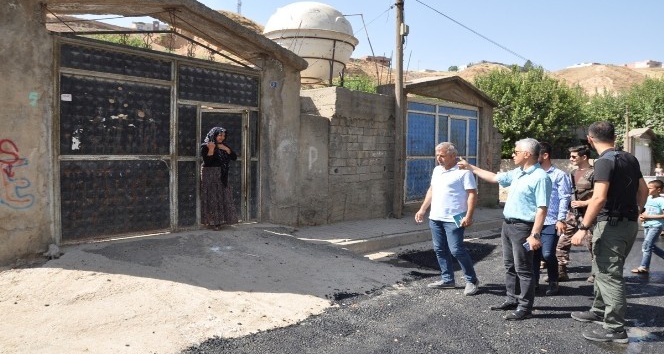 Cizre’de sıcak asfalt çalışmaları sürüyor