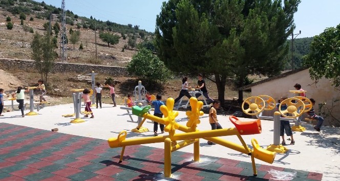 Tarsus’ta 80 kırsal mahalleye oyun grubu ve park yapıldı