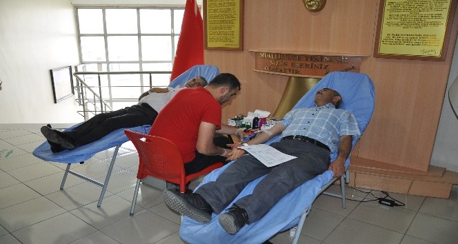 Kars Milli Eğitim Müdürlüğü’nden Kızılay’a kan bağışı