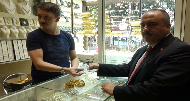Cumhurbaşkanı Erdoğan’ın çağrısı üzerine dolar ve altınlarını bozdurdu