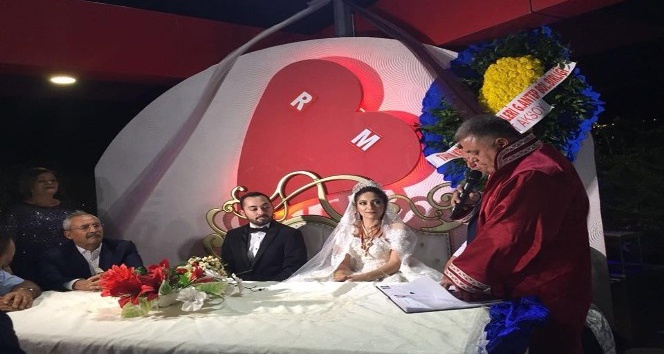CHP milletvekilinin yeğenin nikahını Ak Partili Belediye Başkanı kıydı