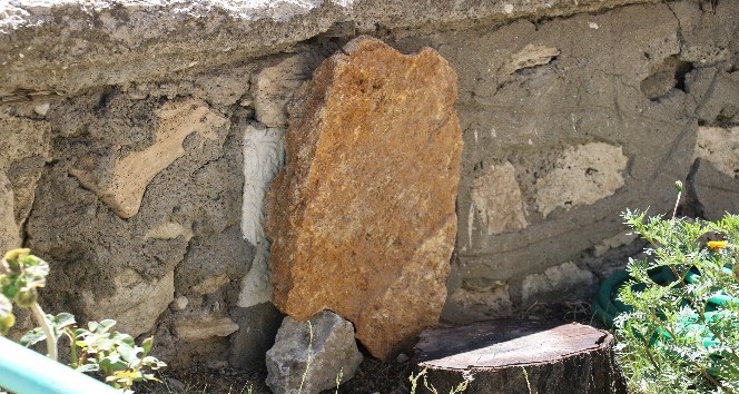 Tarihi mezar taşı duvardan çıktı