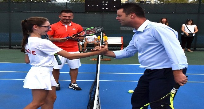 Başkan Sarıkurt tenis turnuvası açılışını gerçekleştirdi