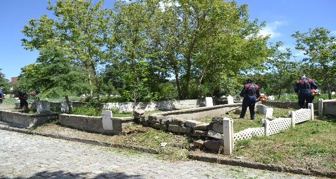 Şuhut ilçe mezarlığında çevre düzenleme çalışmaları başladı