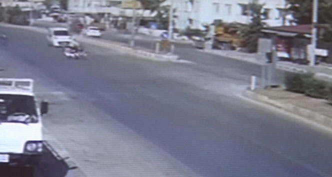 Metrelerce öteye savruldu: Feci kaza kamerada