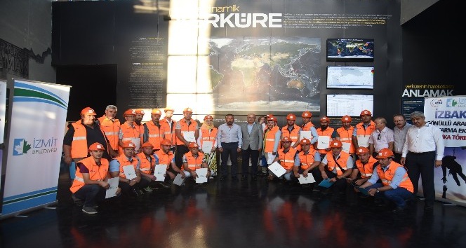 İzmit Belediyesi Gönüllü Arama Kurtarma ekibi sertifikalarını aldı