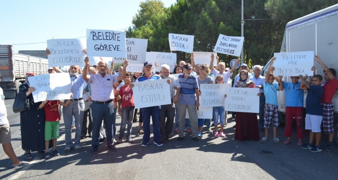 Halk CHP&#039;li belediyeye yürüdü, başkanı istifaya çağırdı
