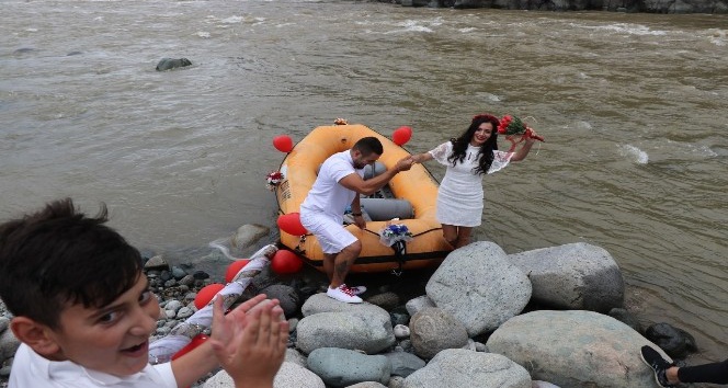 Rafting milli takım antrenörü nikahına rafting botu ile gitti