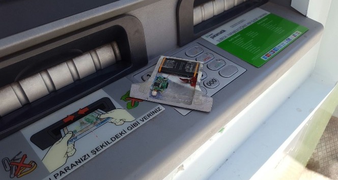 Banka ATM’sine kart kopyalamak için kamera gizlediler