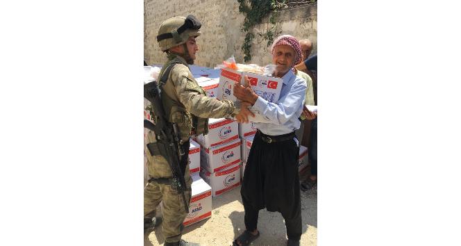 TSK: &quot;Afrin’de AFAD, Kızılay ve Mehmetçik işbirliği ile 5 bin 200 aileye insani yardım malzemesi dağıtıldı&quot;