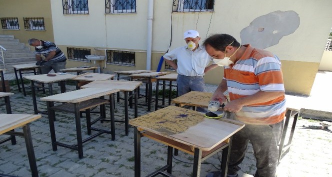 Fedakar okul idarecileri eski sıraların bakım ve onarımını yapıyor