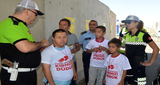 Mardin’de çocuklar velilere kırmızı düdük çaldı
