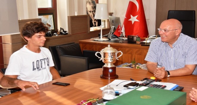 Başkan Eşkinat, şampiyon Yankı Erel ile buluştu