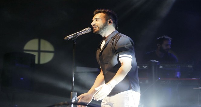 Ünlü popçu Emre Kaya’nın Seni Seve Seve klibi bir haftada 2 milyon kez izlendi