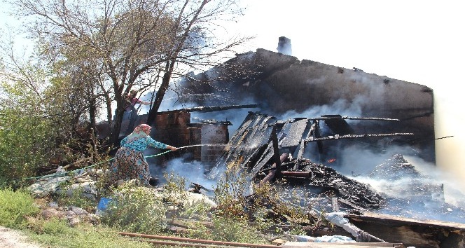 Çan’da çıkan yangında ev ile 80 ton saman balyası yandı