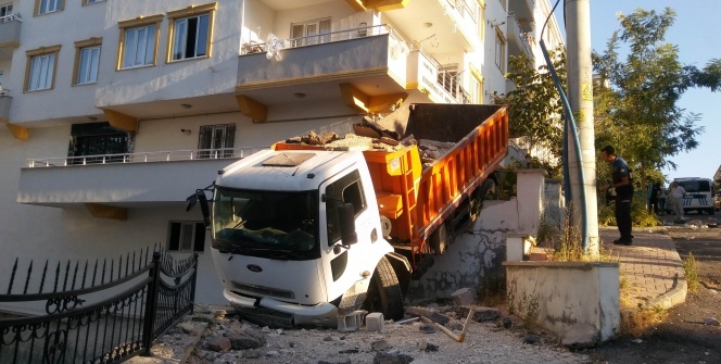 Her şey bir anda oldu: Freni patlayan kamyon...