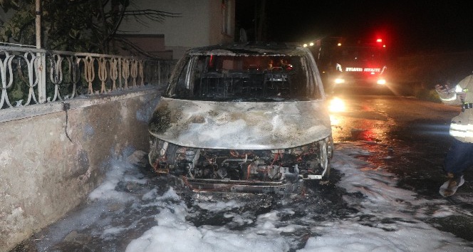 Ümraniye’de park halindeki araç alev alev böyle yandı