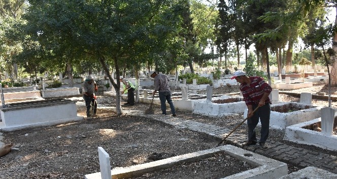 İncirliova’daki mezarlıklar bayrama hazır
