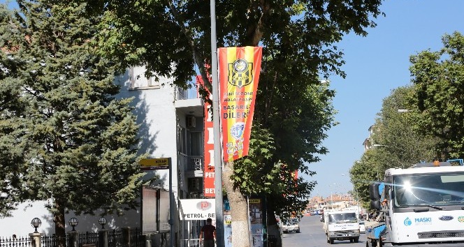 Sivas Caddesi sarı kırmızılı bayraklarla donatıldı