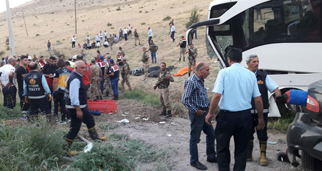 AK Parti üyelerini taşıyan otobüsle otomobil çarpıştı: 5 ölü, 18 yaralı