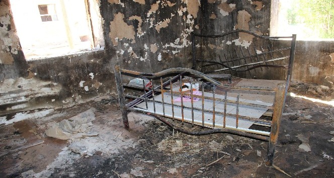 Yangında evleri kül olan 6 kişilik aile sokakta kaldı