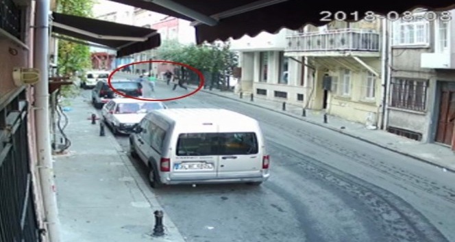 Taksim’de kadını sürükleyerek kapkaç yapan zanlılar yakalandı