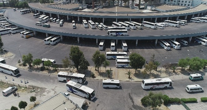 Tatilciler akın akın İzmir Otogarından memleketlerine gidiyor