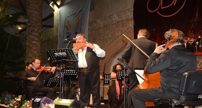 Ünlü Pan Flüt sanatçısı Gheras, Kuşadası’nda konser verdi