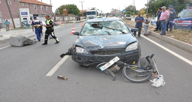 Uşak’ta otomobil bisiklete çarptı: 3 yaralı