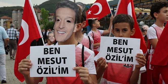 Mesut Özil'e büyük destek! Metrelerce yürüdüler