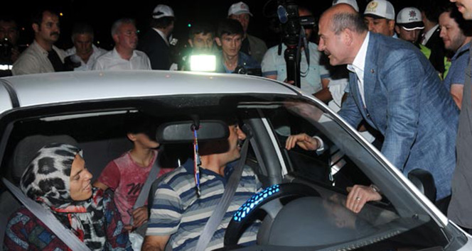 Karşılarında Bakanı gören yolcular şaşkına döndü