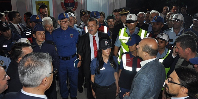 Karşılarında Bakanı gören yolcular şaşkına döndü