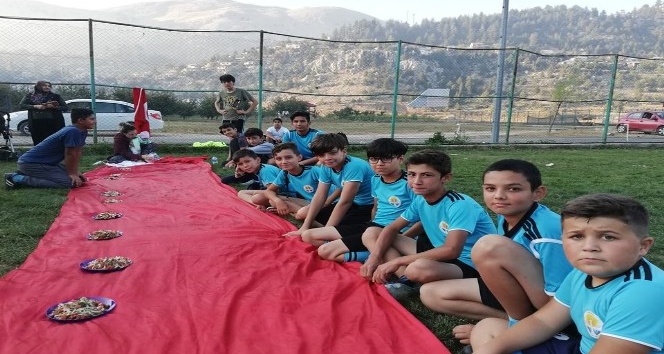 Kızıldağ Yaylasında futbol okulu öğrencilerine kebap ziyafeti