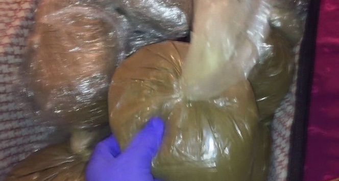 Adana’da valiz içerisinde 17 kilo 650 gram sentetik esrar bulundu