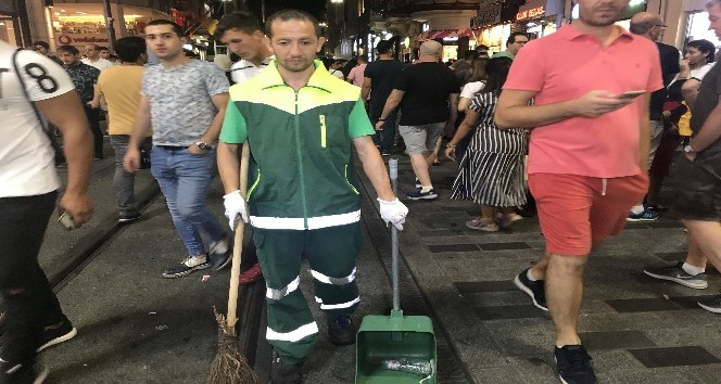 (Özel) Taksim’de temizlik işçisinden insanlık dersi