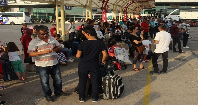 Bayram tatilini memleketinde geçirmek isteyenler otobüs terminaline akın etti