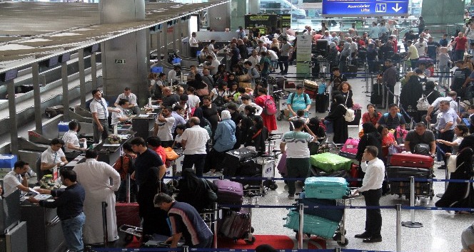 Atatürk Havalimanı’nda bayram yoğunluğu sürüyor