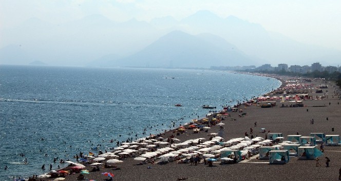 Antalya’da sahillerde bayram yoğunluğu