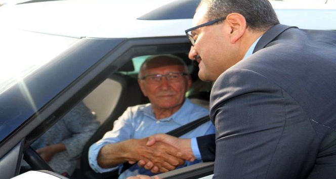 Vali trafik kontrolü uygulamalarına katıldı