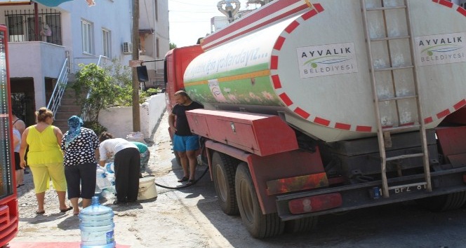 Susuzluktan kavrulduklarını belirten mahallelinin imdadına Ayvalık Belediyesi su tankerleriyle yetişti
