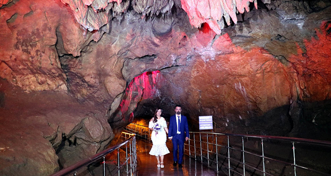 Mağarada nikah kıydılar