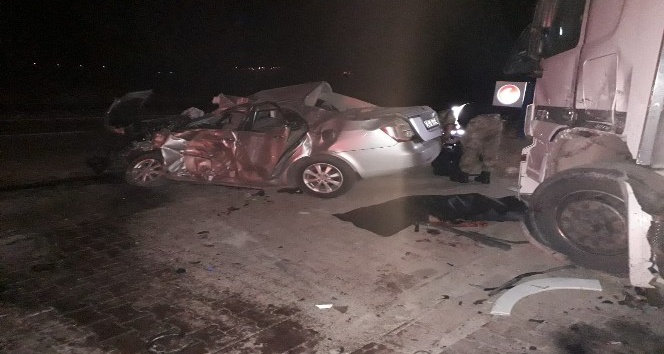 Otomobil park halindeki tıra çarptı:3 ölü