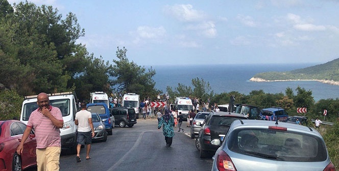 Yolcu midibüsü uçuruma yuvarlandı! Çok sayıda ölü ve yaralı var