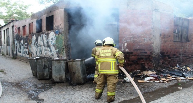 Çöp konteynırına atıldığı iddia edilen söndürülmemiş sigara depoyu yaktı