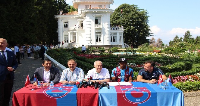 Trabzonspor’un yeni transferi Nwekaeme sözleşmeye imza attı